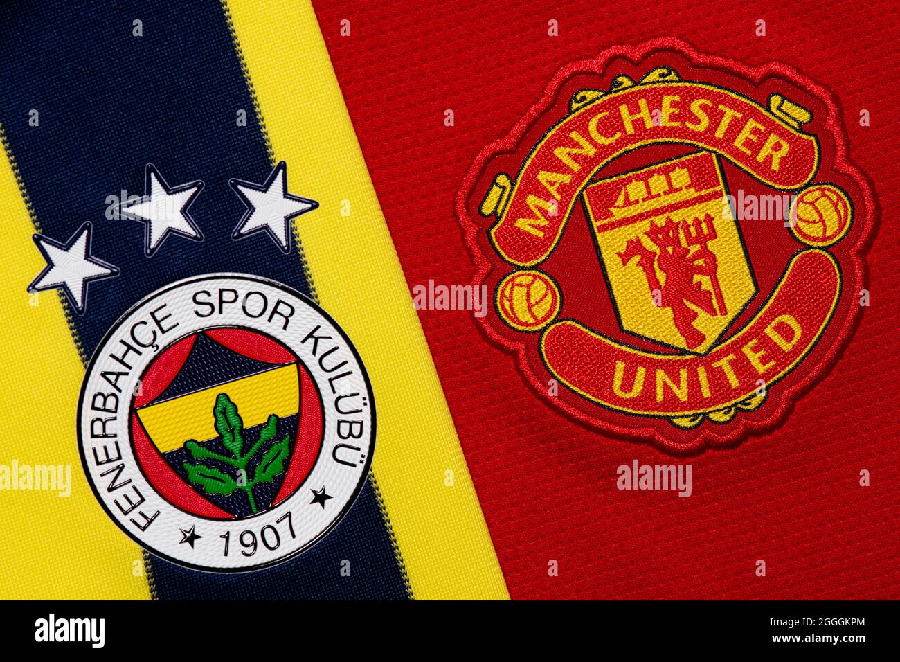 Nahaufnahme des Vereinswappens von Manchester United & Fenerbahce. Stockfoto