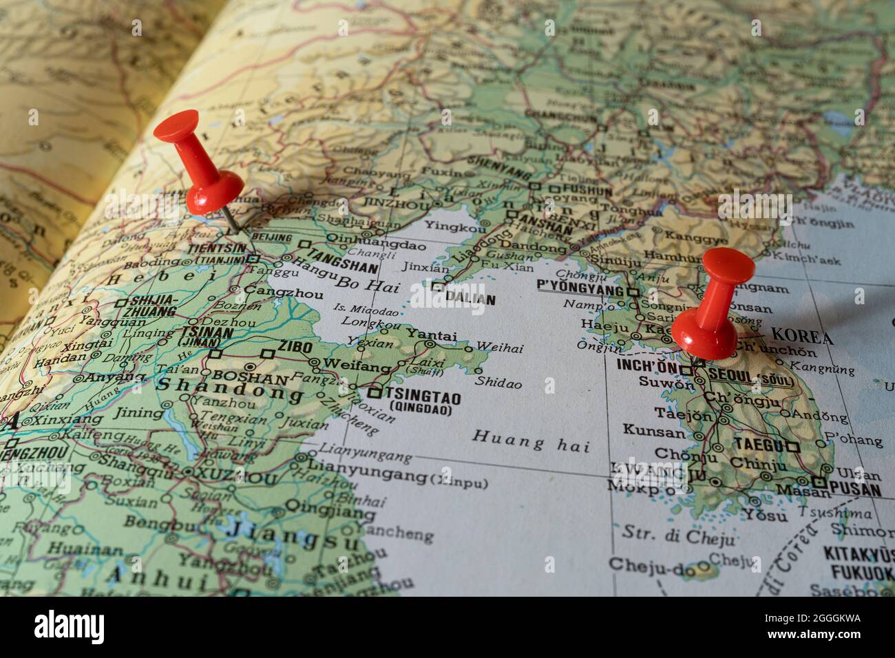 Die Hauptstädte von Südkorea und China sind mit farbigen Stecknadeln befestigt Stockfoto