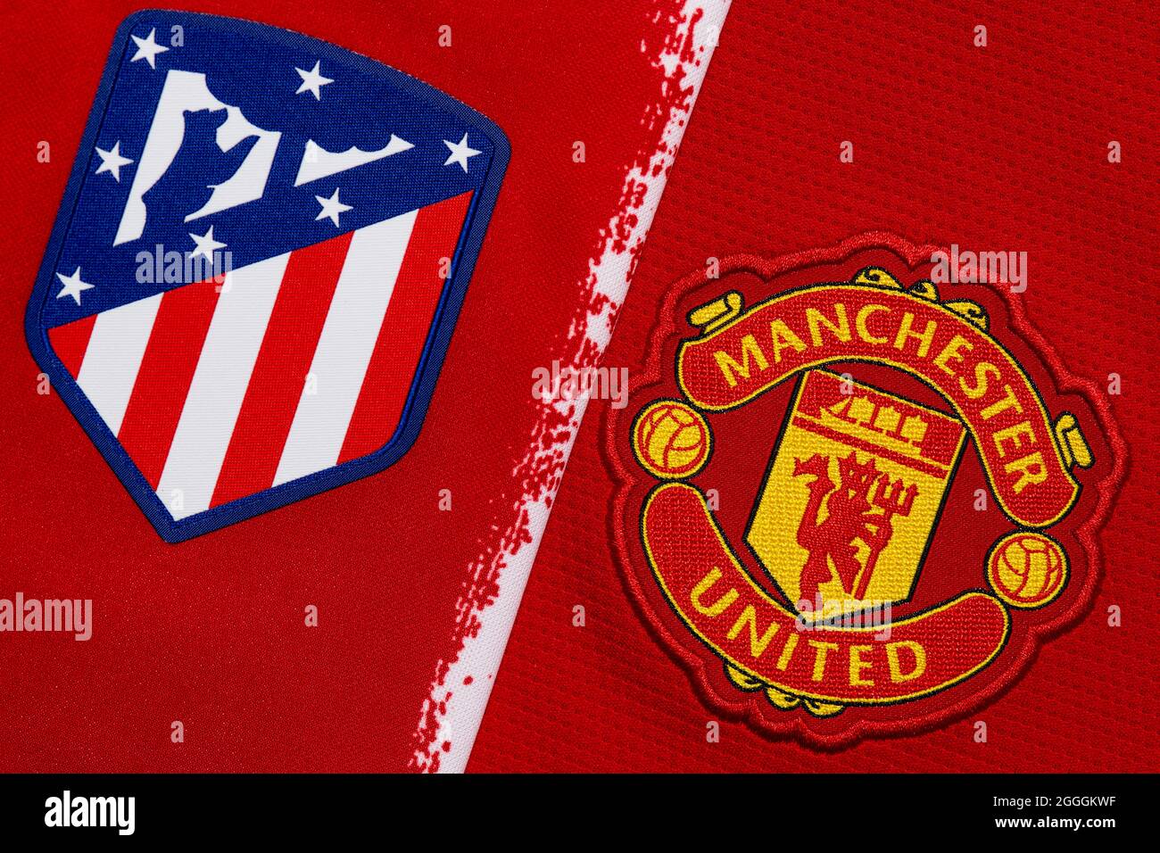 Nahaufnahme des Vereinswappens von Manchester United und Atletico Madrid. Stockfoto