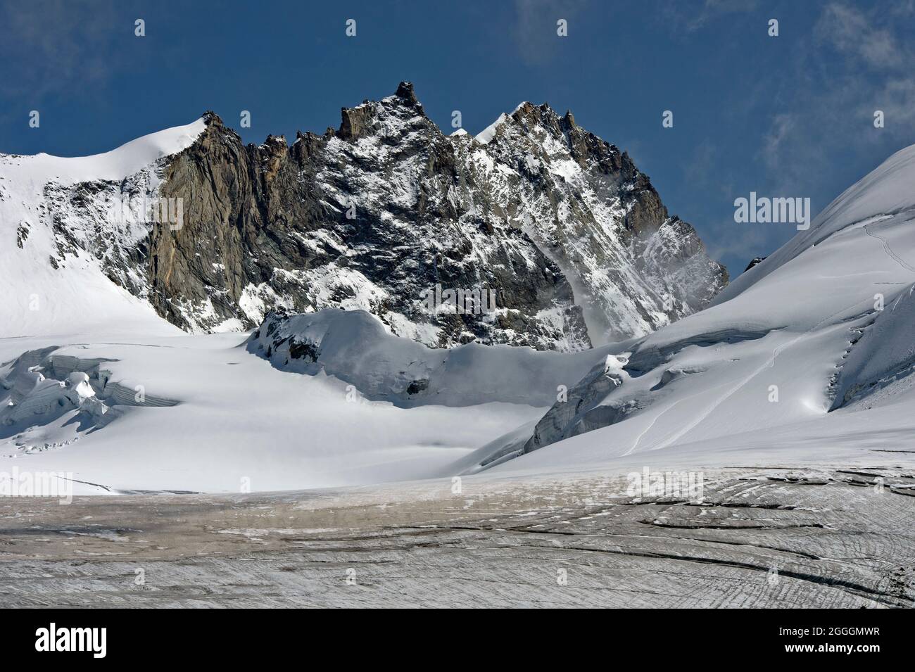 Der Weisshorn-Gipfel mit der Grand Gendarme über dem Turtman-Gletscher, Zinal, Val d’Anniviers, Wallis, Schweiz Stockfoto