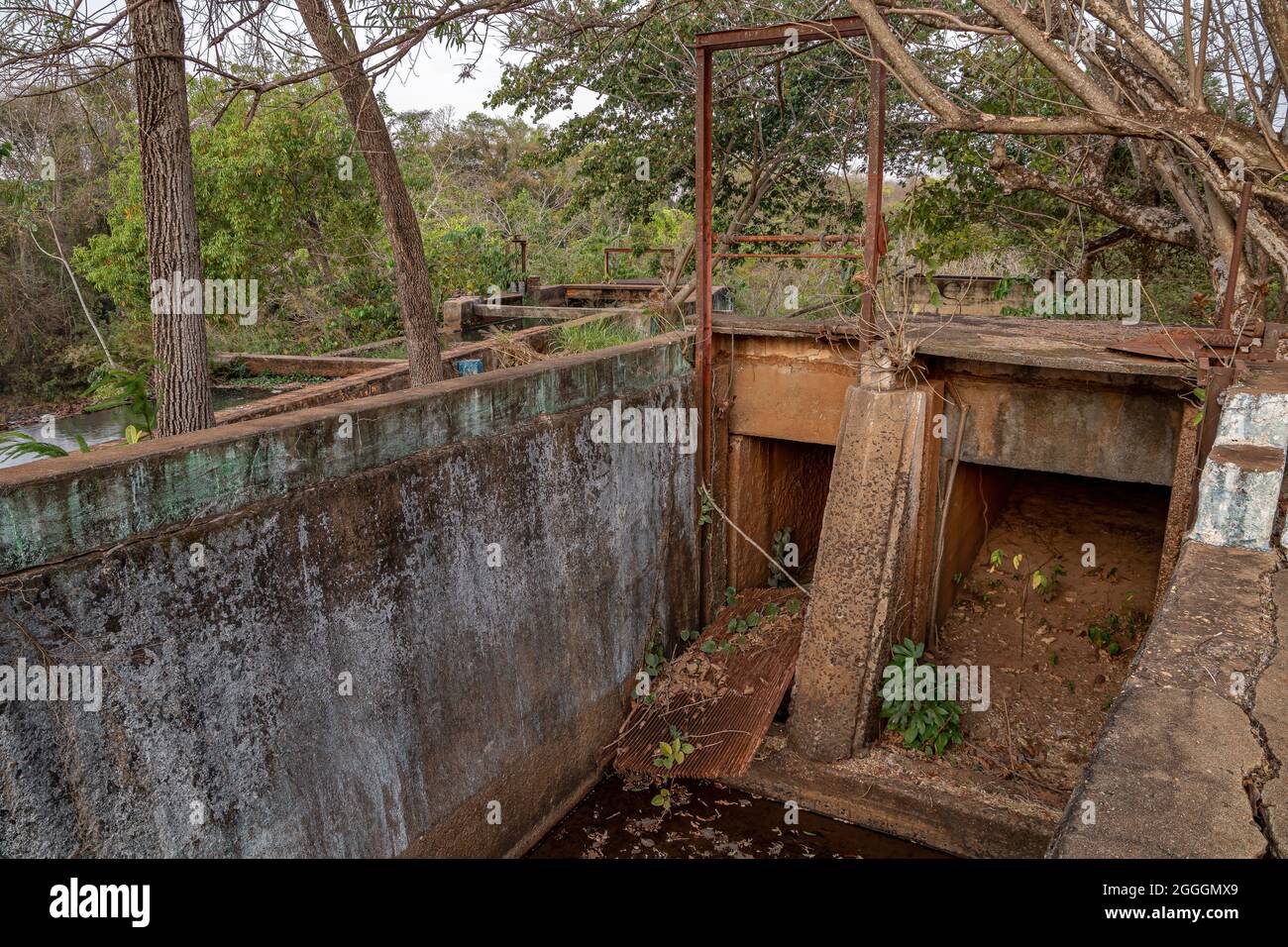 Cassilandia, Mato Grosso do Sul, Brasilien - 08 28 2021: Schleusentore der Wasserkanäle, die einen Teil des Wassers vom Fluss zum kleinen aba umleiten Stockfoto