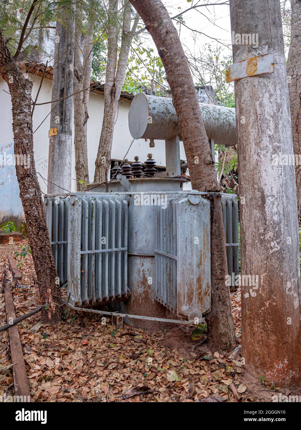 Cassilandia, Mato Grosso do Sul, Brasilien - 08 29 2021: Transformator für ein verlassene Kleinwasserkraftwerk im Fall des Aporé-Flusses im BRA Stockfoto