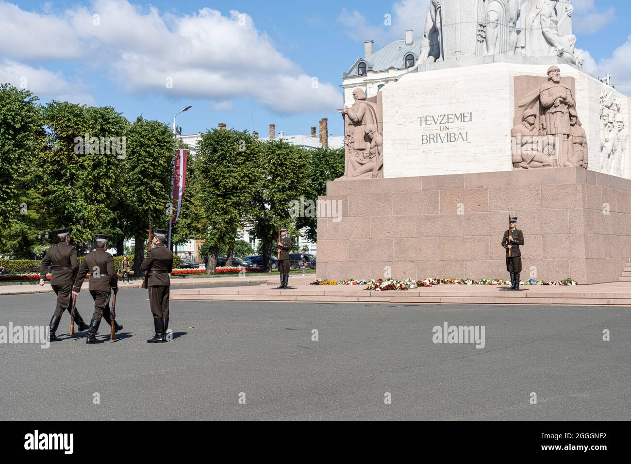 Riga, Lettland. 2021. August. Wachwechsel am Freiheitsdenkmal im Stadtzentrum Stockfoto