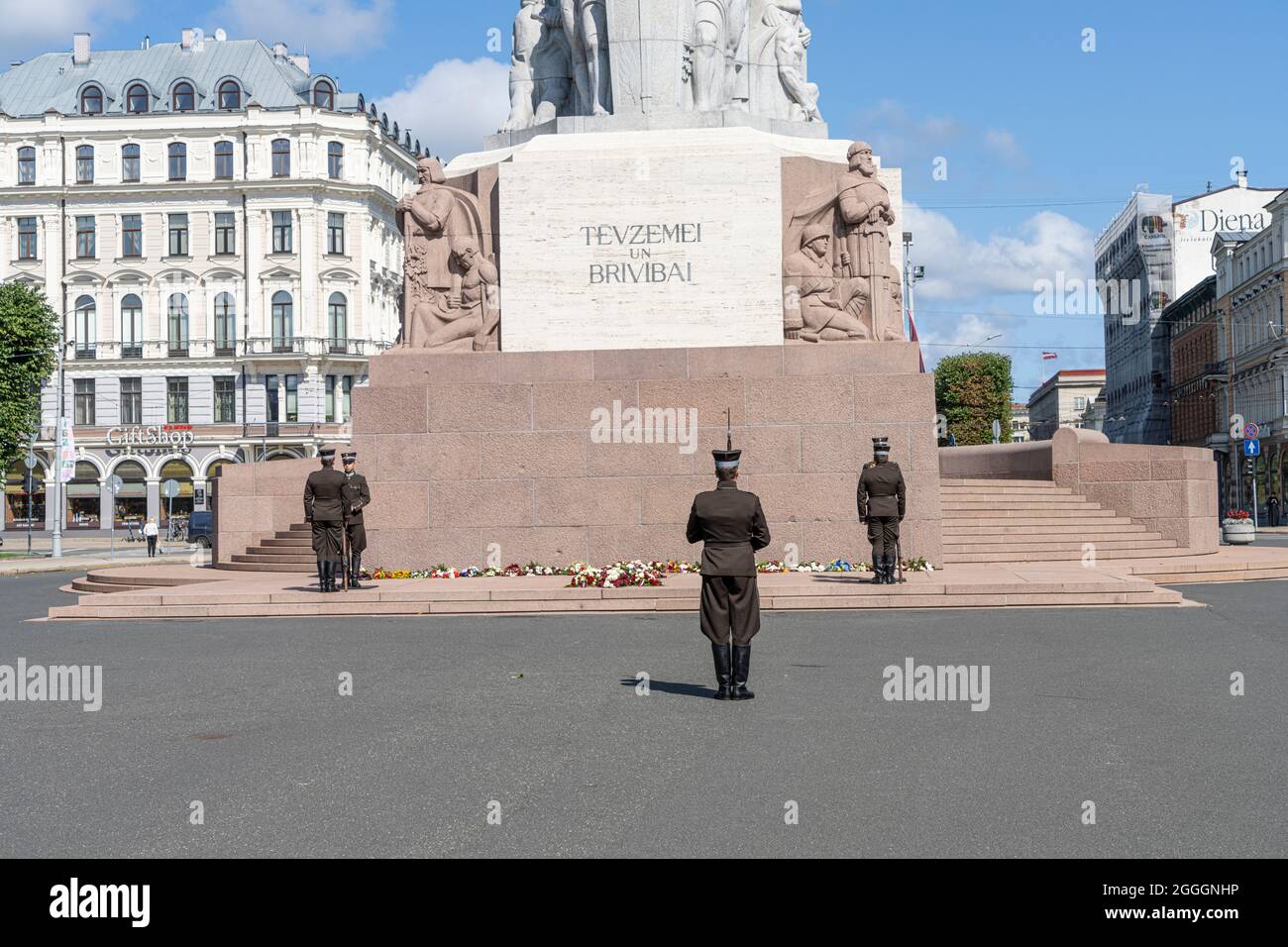 Riga, Lettland. 2021. August. Wachwechsel am Freiheitsdenkmal im Stadtzentrum Stockfoto
