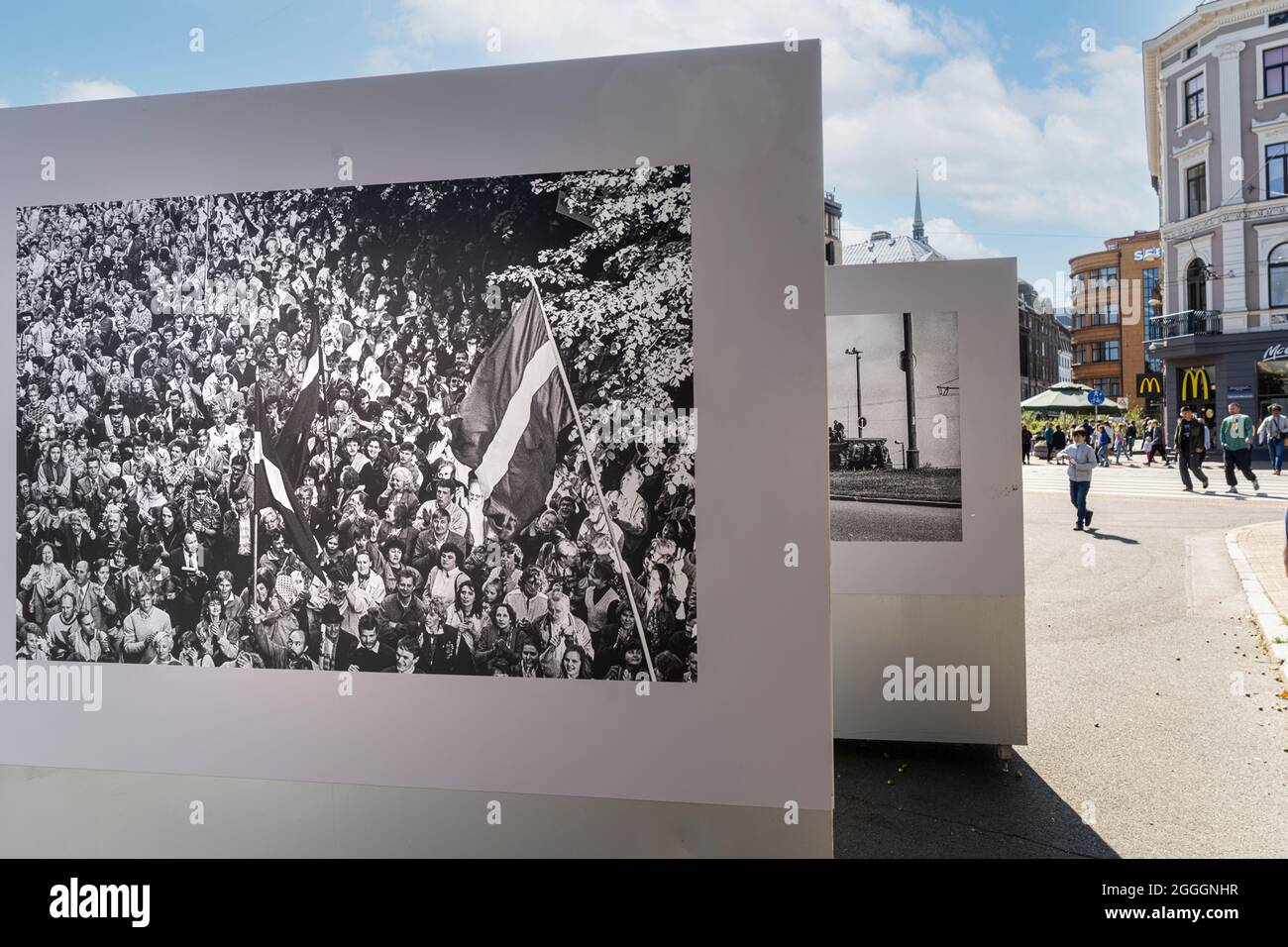 Riga, Lettland. 22. August 2021. Die Ausstellung von Bildern der Befreiung Lettlands von der sowjetischen Besatzung auf einem Platz im Stadtzentrum Stockfoto