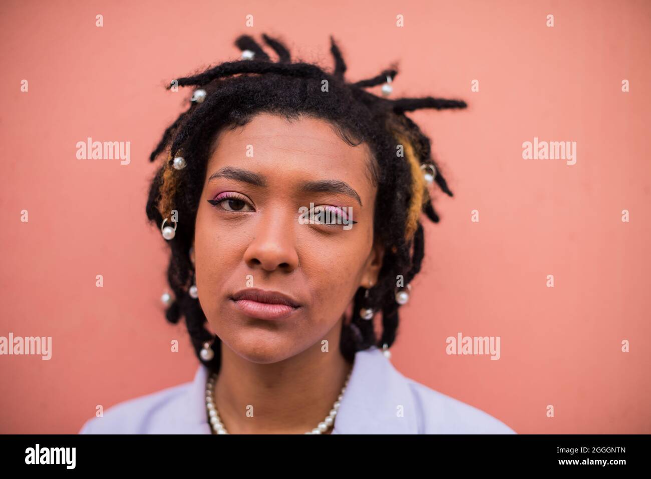 Porträt einer schönen jungen Frau mit Dreadlocks Stockfoto
