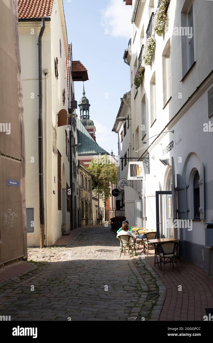 Riga, Lettland. August 2021. Eine alte Straße im Stadtzentrum Stockfoto