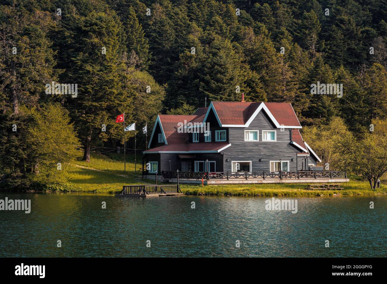 Wunderschöne Landschaft von hölzernen See Haus im Abant Golcuk Nationalpark in Bolu Türkei. Schöner Golcuk Park beliebter touristischer Ort. Stockfoto