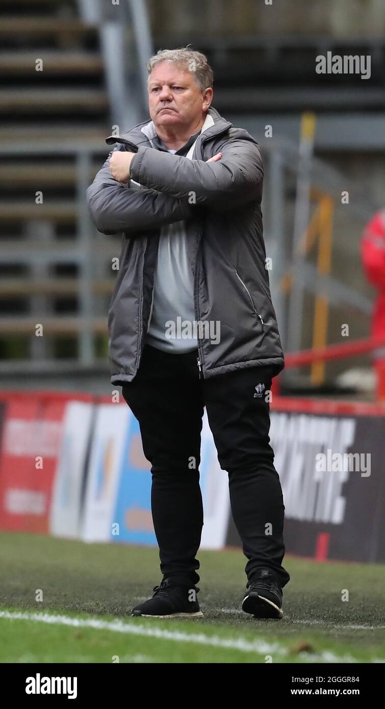 Crawley Town Manager John Yems zeigt sich während des Papa John’s Trophy-Spiels zwischen Charlton Athletic und Crawley Town im Londoner Valley mit Gesten aus der Touchline. 31. August 2021 Stockfoto