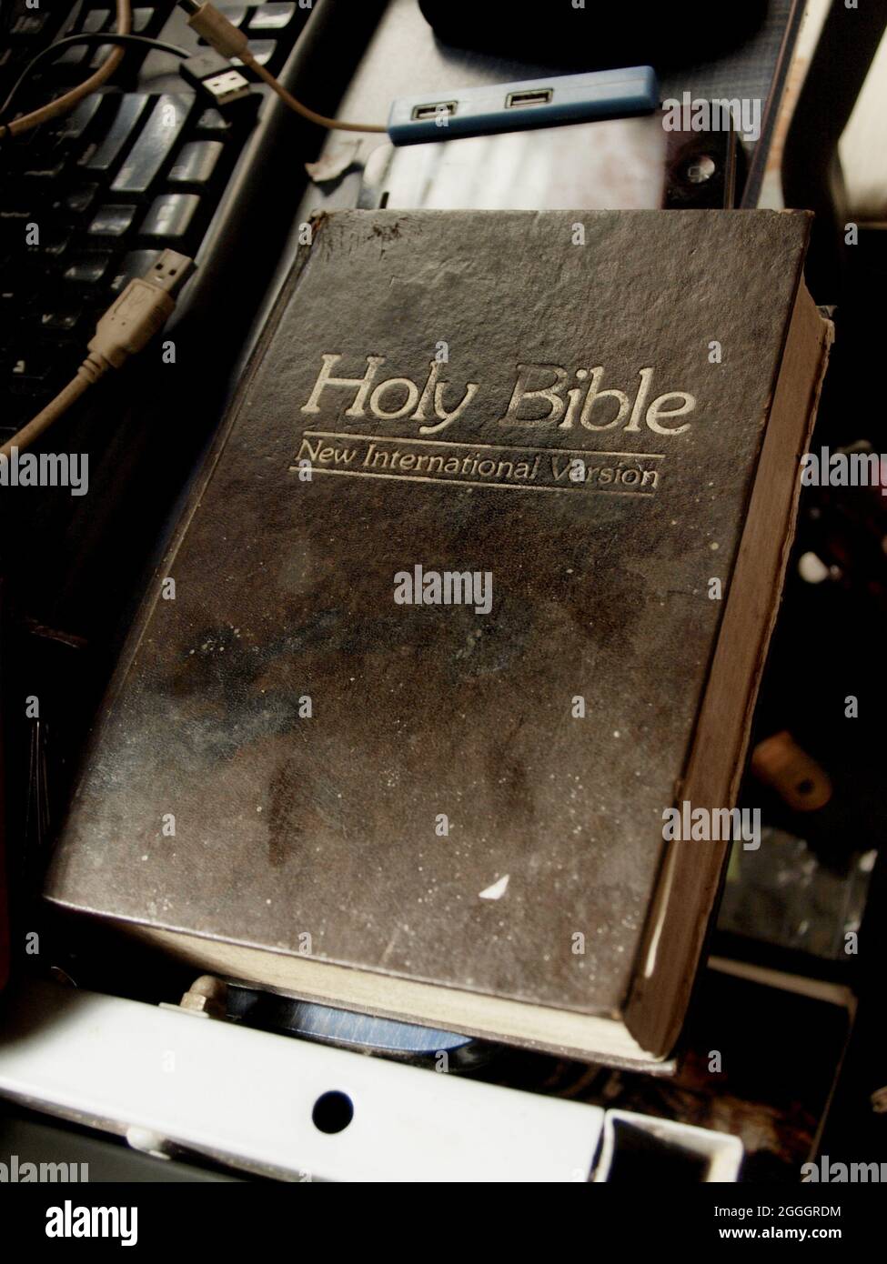 Staubige alte bibel auf einem Schreibtisch. Stockfoto