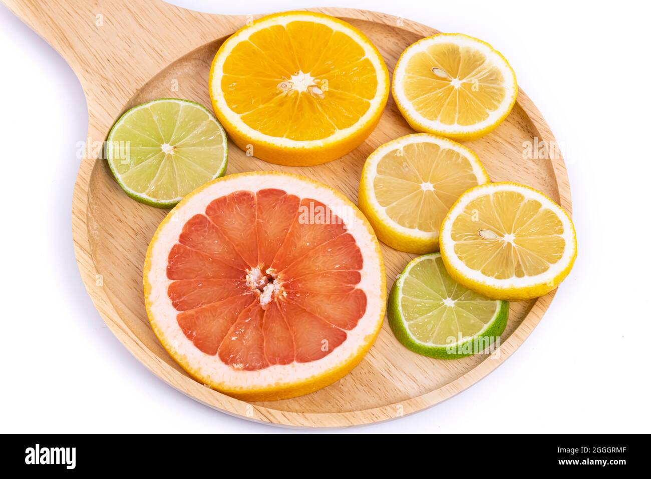 Bunte Scheiben von Zitrusfrüchten auf einem Holztablett Stockfoto