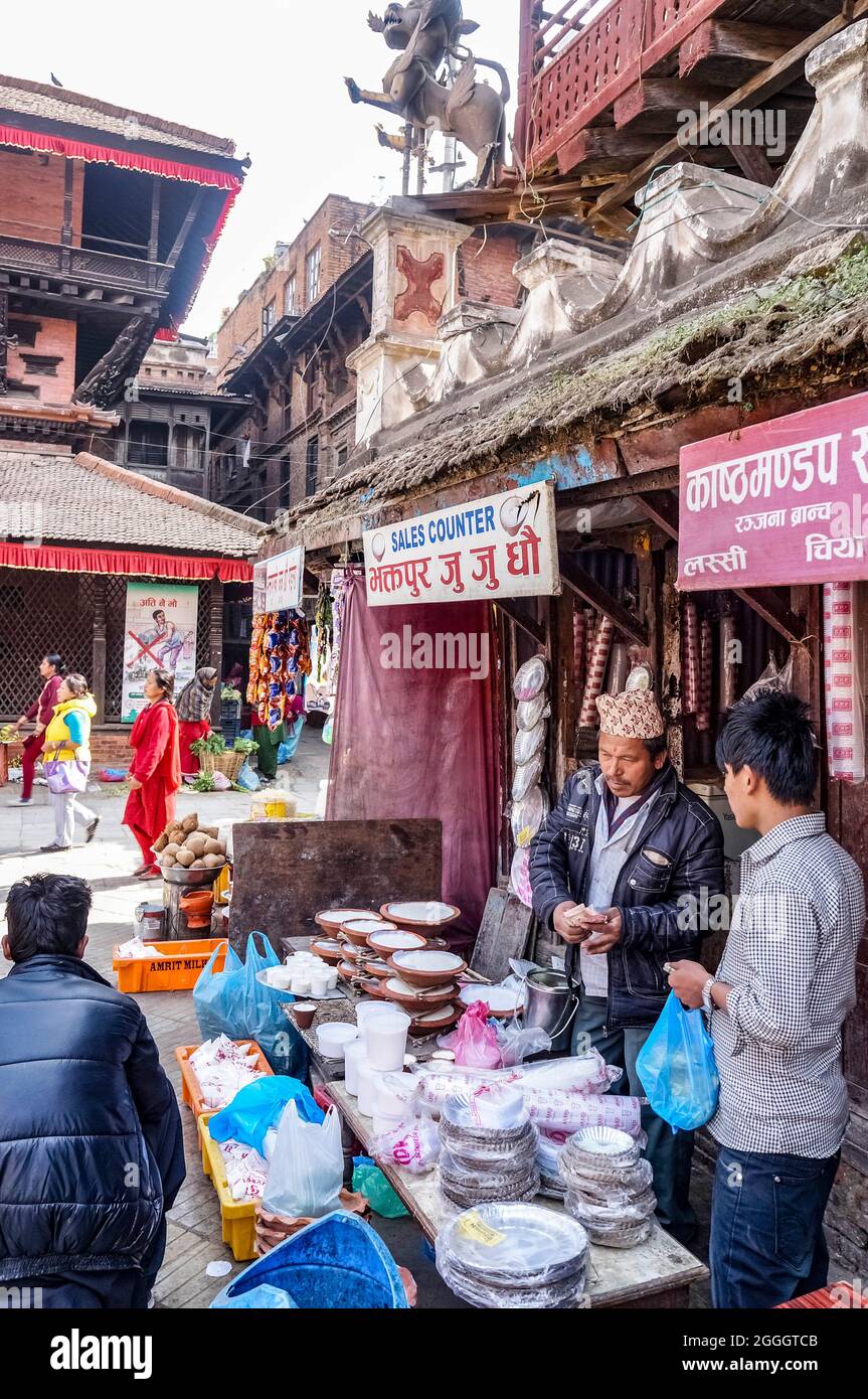 Verkäufer von Joghurt- und Milchprodukten in einem Geschäft im Singha Sattal in Kathmandu Durbar Square, Nepal Stockfoto