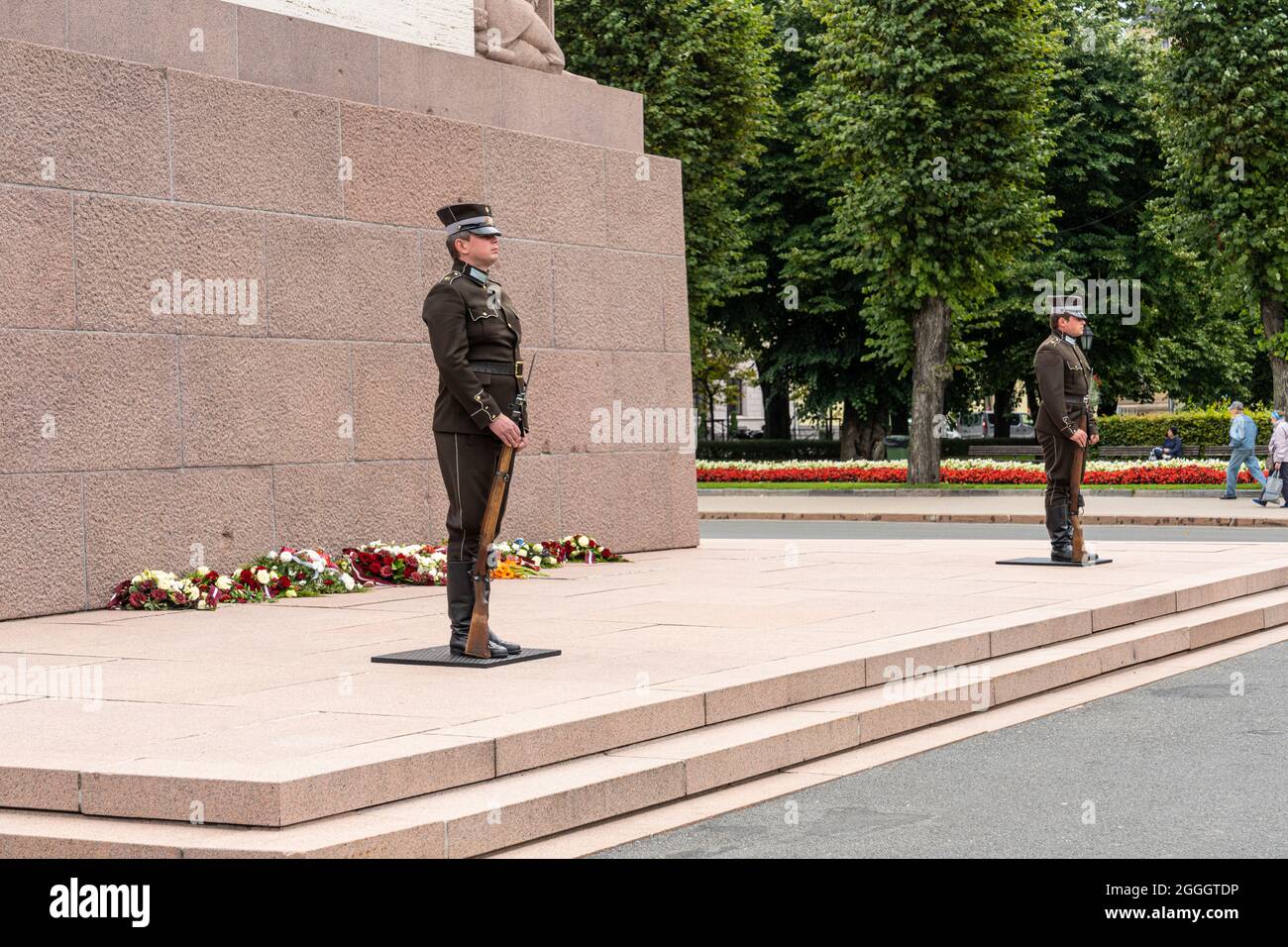 Riga, Lettland. 2021. August. Wachwechsel am Freiheitsdenkmal im Stadtzentrum Stockfoto