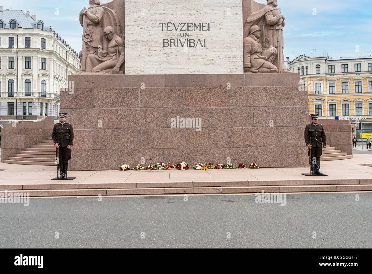 Riga, Lettland. 2021. August. Wachwechsel am Freiheitsdenkmal im Stadtzentrum Stockfoto