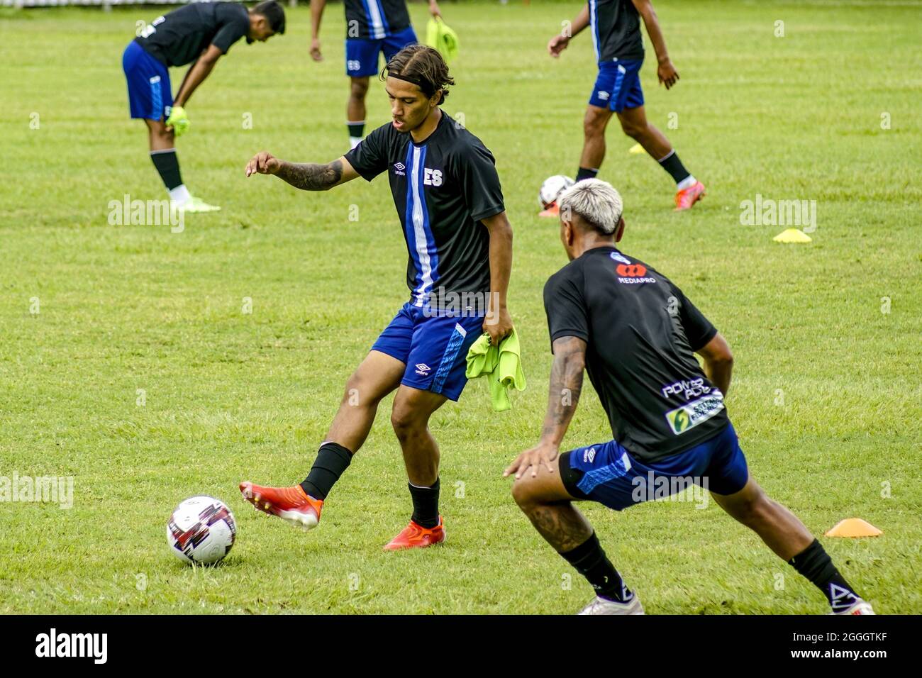 San Salvador, El Salvador. August 2021. Salvadorianische Spieler wärmen sich während der Trainingseinheit für ein Qualifikationsspiel gegen die Vereinigten Staaten auf, um einen Ticker zur Weltmeisterschaft 2022 in Katar zu erhalten. Kredit: SOPA Images Limited/Alamy Live Nachrichten Stockfoto