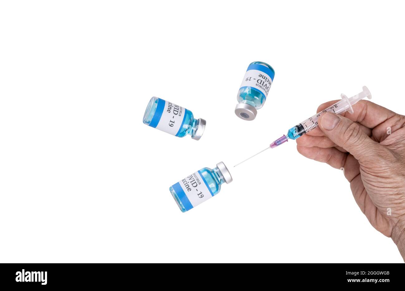 Eine Hand mit schwimmenden Glasfläschchen mit der Bezeichnung Covid-19-Impfstoff und einer Glasspritze . Isolation auf weißem Hintergrund. Levitation Medical Objects Konzept. Stockfoto