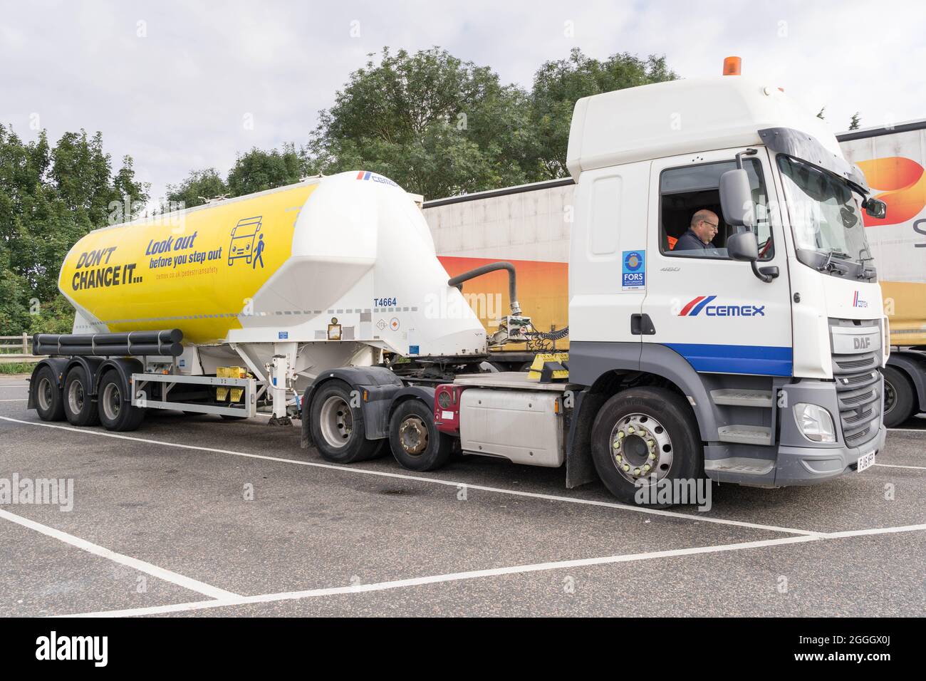 LKW-LKW-LKW VON CEMEX und Fahrer im Fahrerhaus Stockfoto