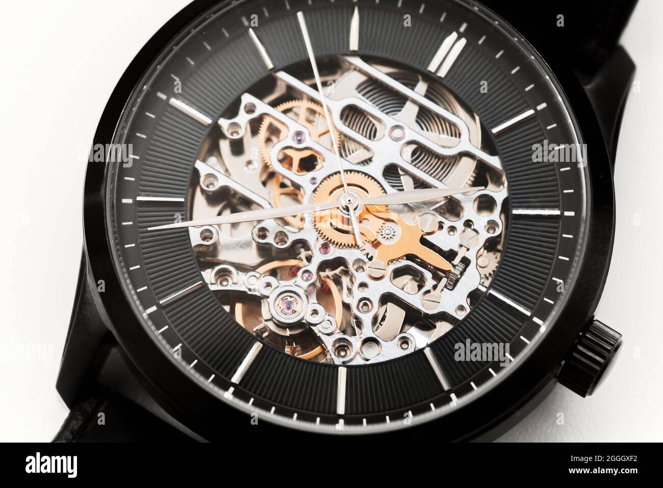 Schwarze Armbanduhr mit Skelettbewegung, Nahaufnahme. Eine mechanische Uhr,  bei der alle beweglichen Teile sichtbar sind Stockfotografie - Alamy
