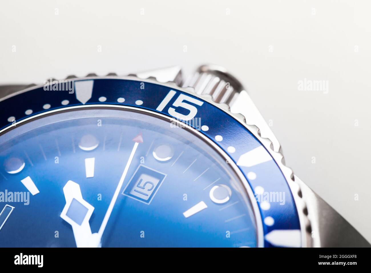 Automatische mechanische mans Armbanduhr Fragment mit blauem Deal, Datumsanzeige und drehbare Keramik Lünette, Swiss Made. Nahaufnahme mit selektivem so Stockfoto