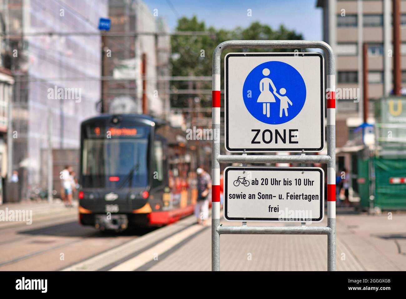 Karlsruhe, Deutschland - August 2021: Verkehrsfreies Fußgängerzonenschild im Stadtzentrum Stockfoto