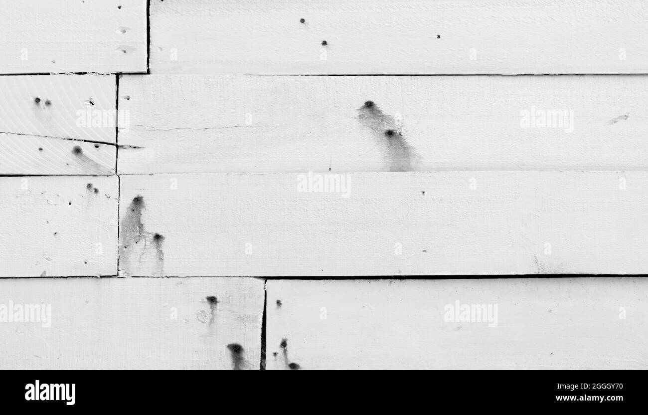 Weiße Holzwand Textur Hintergrund. Holzdiele Oberfläche Textur Hintergrund. Holz Holz Wand Textur Hintergrund. Außendesign. Schwarzer Fleck Stockfoto
