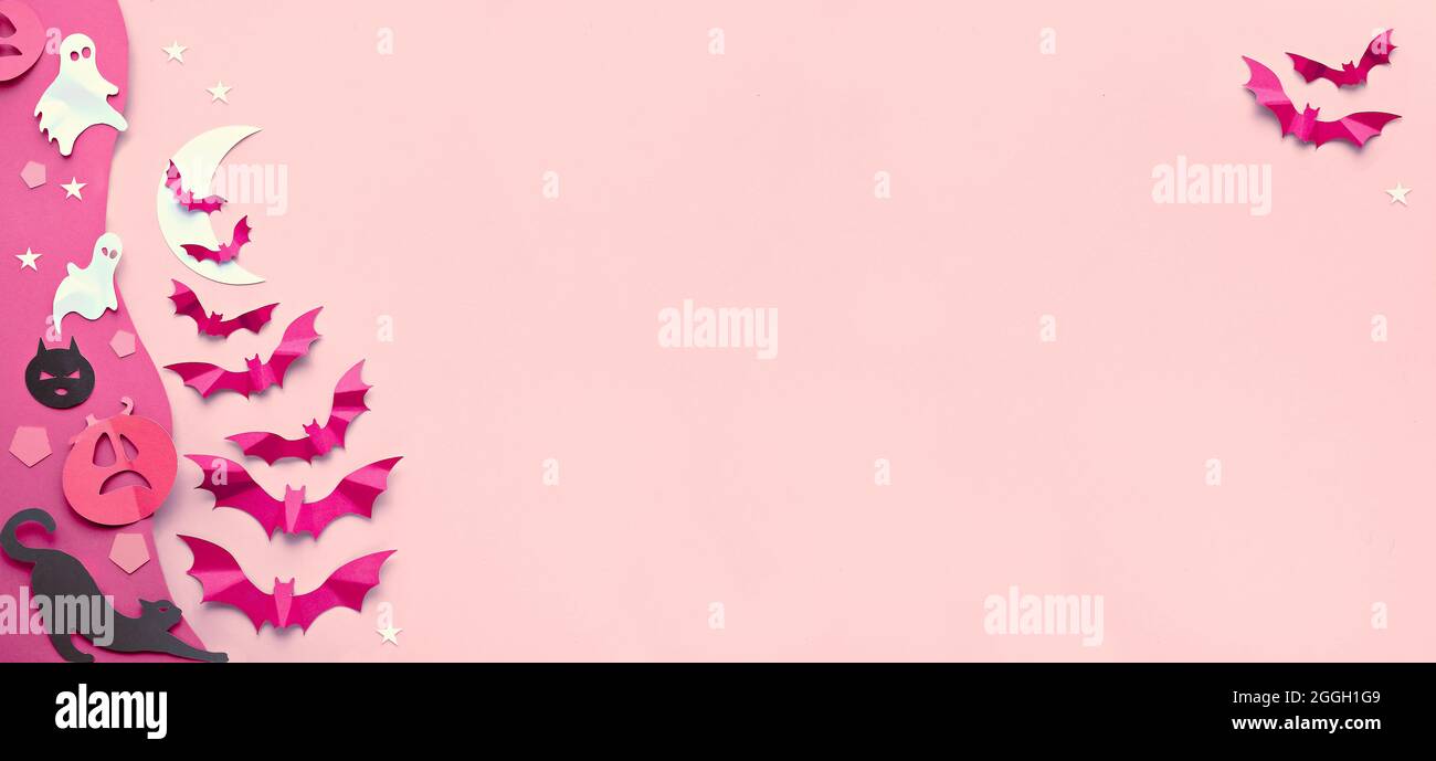 Niedliches Halloween-Banner mit Textbereich. Kawaii schwarze Katzen, lebendige lila Papierfledermäuse, rosa Kürbisse, Süßigkeiten, lustige weiße Geister. Panorama flach liegen auf Stockfoto
