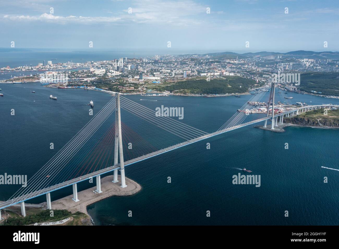 Wladiwostok, Russland - 23. August 2021: Luftaufnahme der Brücke und der Stadt Wladiwostok. Stockfoto