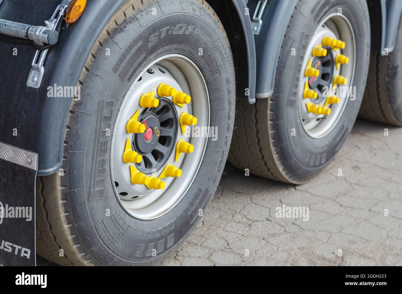 Die Hinterachse mit den Spikes des Staplers. LKW-Traktor mit Sattelauflieger. Nutzfahrzeug. Ukraine, Nikolajew - 08 19 2021 Stockfoto
