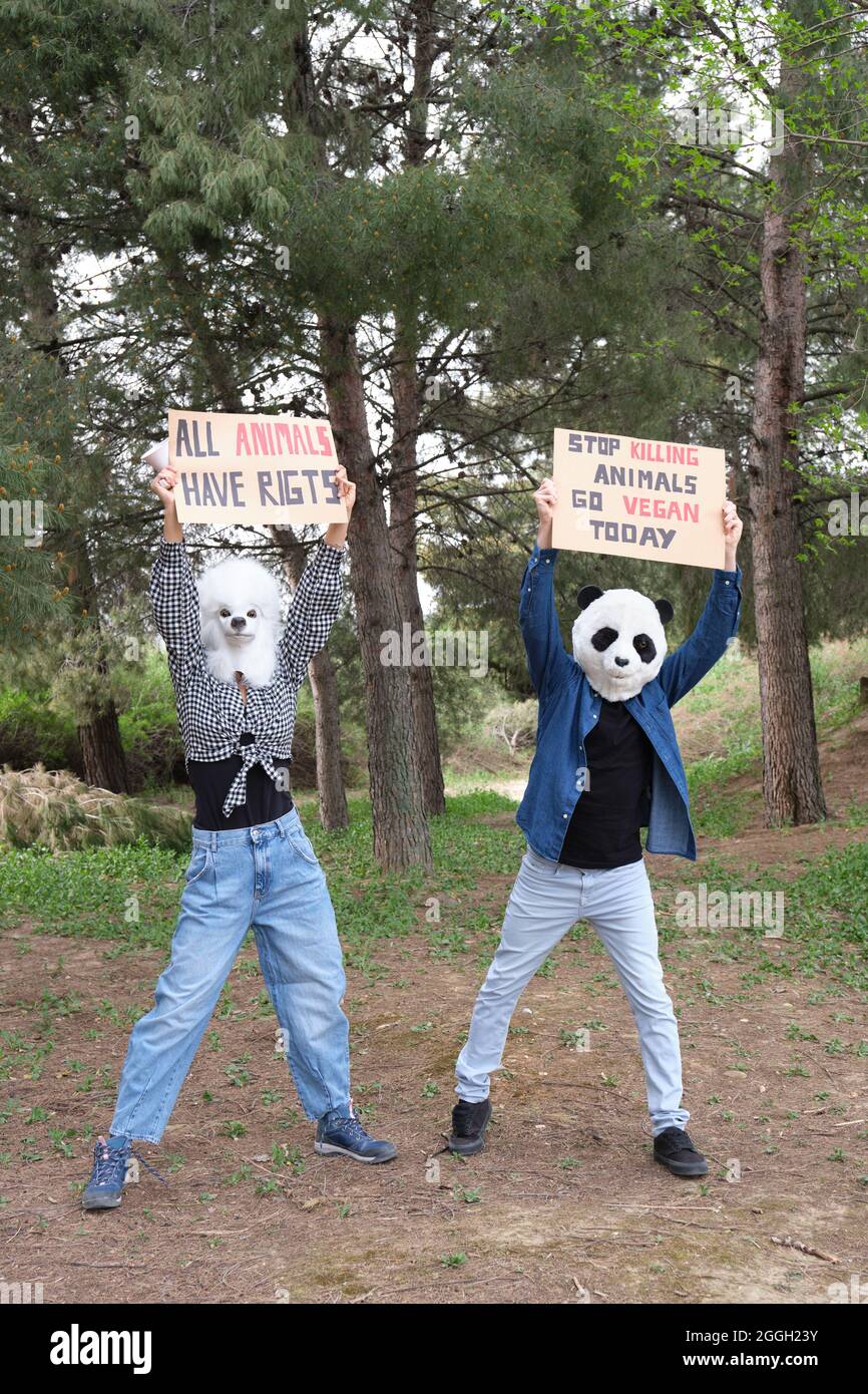 Aktivistische Demonstranten, die Tiermasken tragen, um Grausamkeit hervorzuheben. Stockfoto