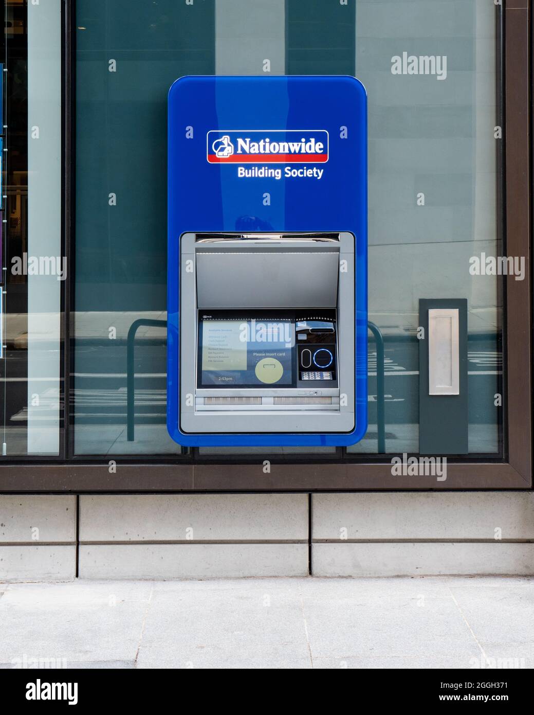 Nationwide Building Society Geldautomat. Ein Geldautomat, der von Nationwide, einer führenden britischen High-Street-Bank, betrieben wird. Stockfoto