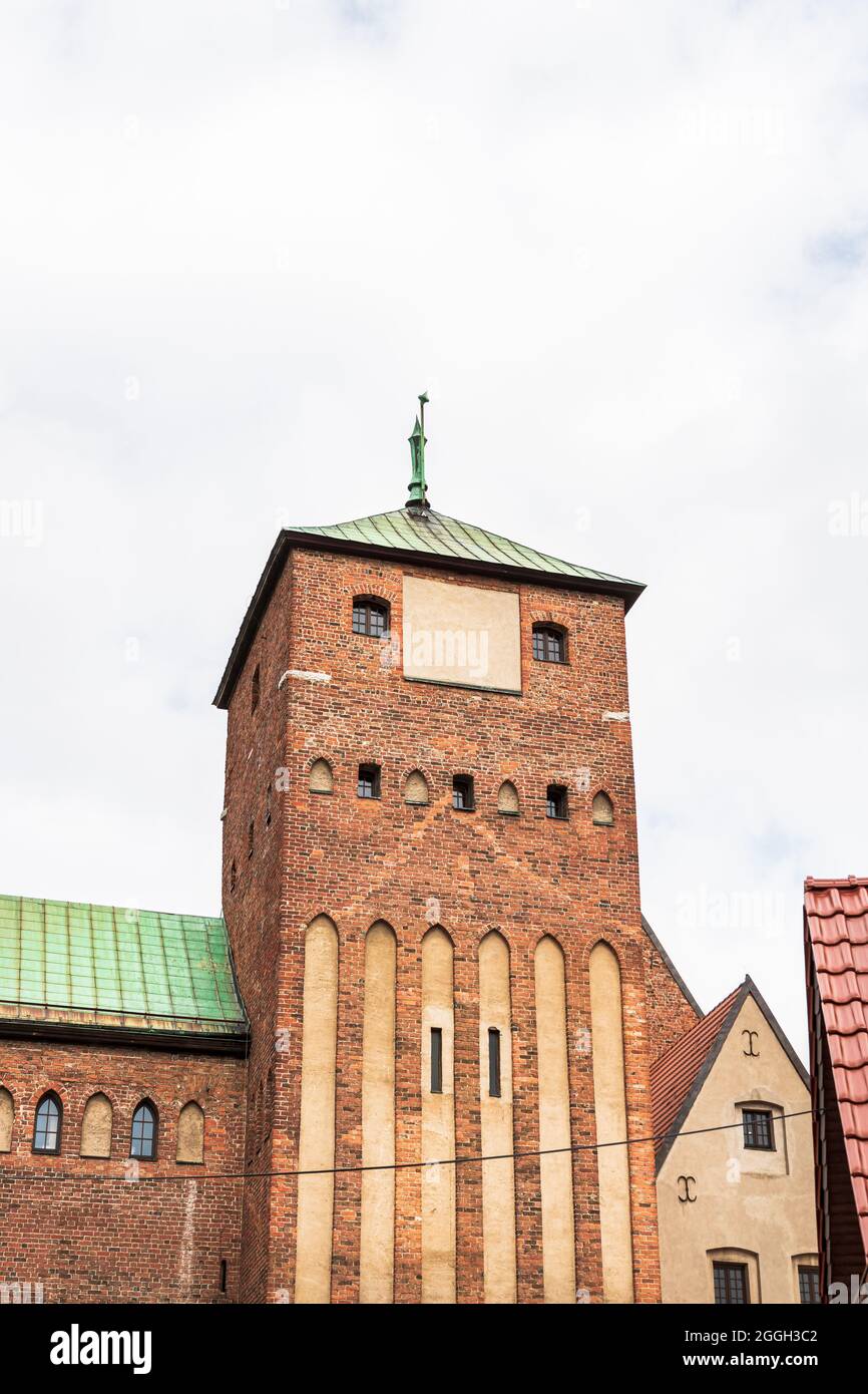 MUSEUM IN Darłowo, SCHLOSS DER POMMERSCHEN HERZÖGE, gotischer Ziegelturm der Burg, Darłowo, Polen Stockfoto