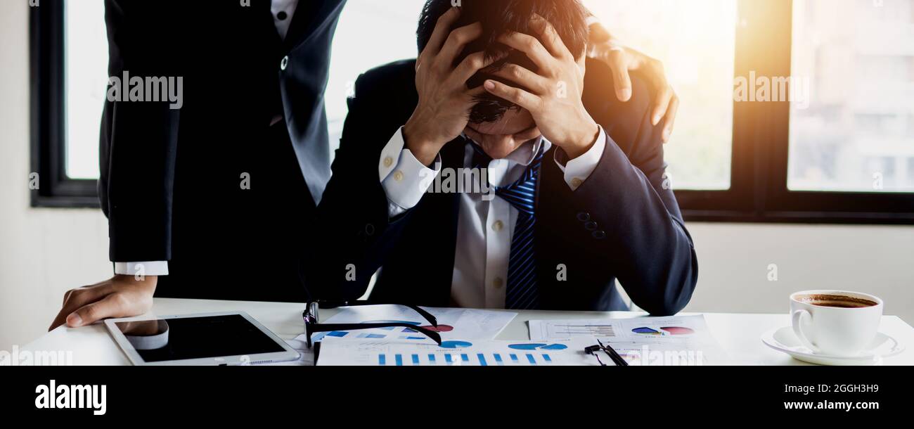 Mann verliert einen Job im Zimmer sitzen, dunkel traurig und Traurigkeit Emotion, Stress und Ärger Menschen verärgert und keinen Job wegen covid 19 oder Coronavirus Stockfoto