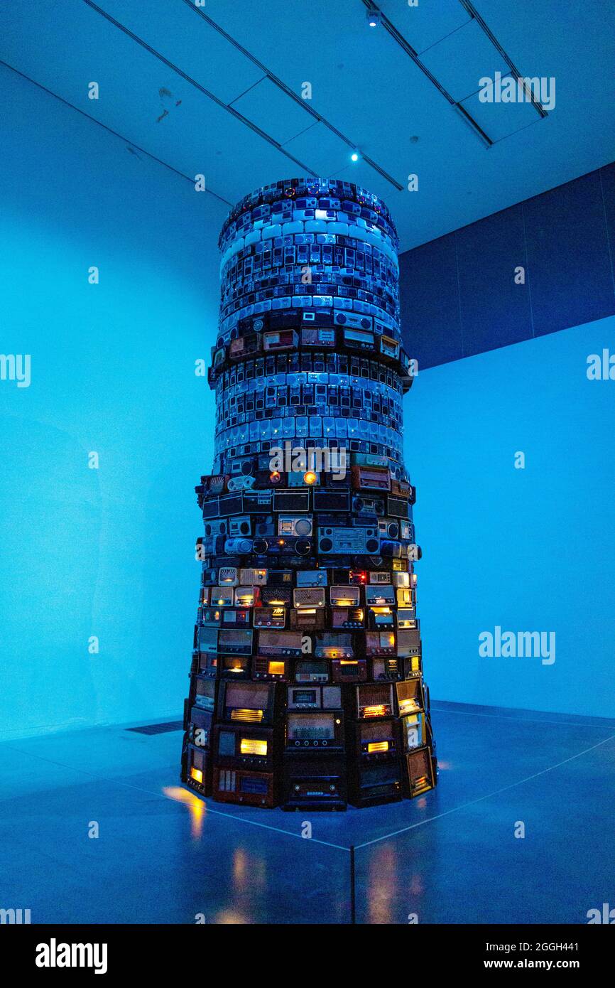 „Babel“ von Cildo Meireles, Tower Made Og Analogradios in der Tate Modern, London, Großbritannien Stockfoto