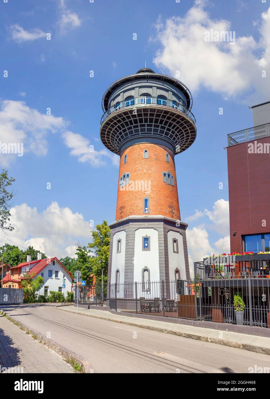 Backstein 40-Meter-Wasserturm - das Symbol der Stadt, im Jahr 1904 erbaut. Selenogradsk, Russland. Stockfoto