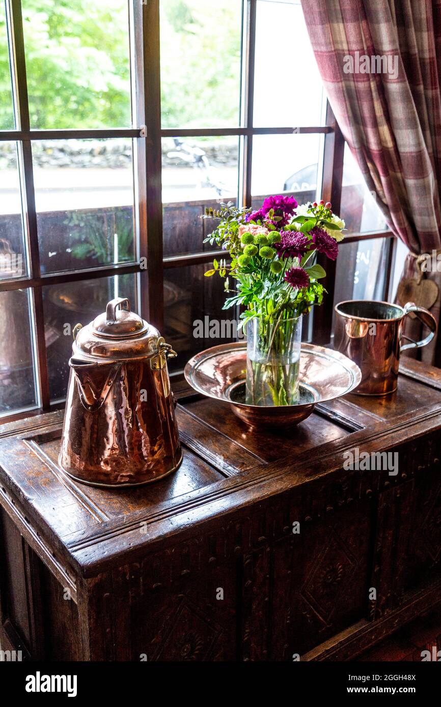 Dekorative Kupferwaren und Blumenstrauß im Ty Gwyn Hotel Inn, Betws Y Coed, Snowdonia, Wales, Großbritannien Stockfoto
