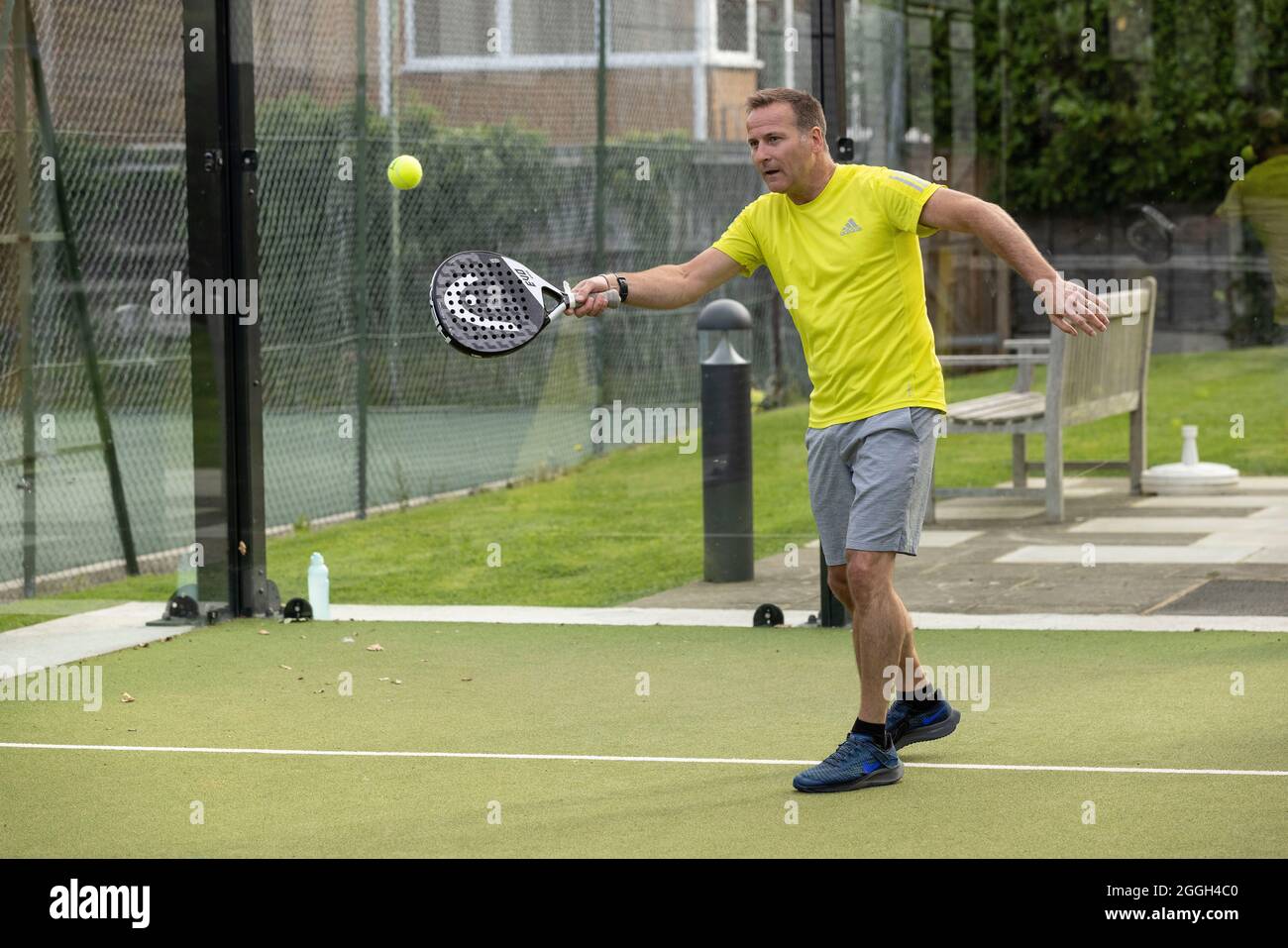 Mitglieder des Ashtead Tennis and Squash Club spielen Padel Tennis. 27. August 2021 Ashtead, Surrey, Großbritannien Stockfoto