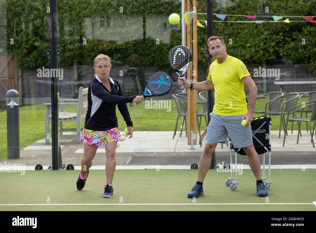 Mitglieder des Ashtead Tennis and Squash Club spielen Padel Tennis. 27. August 2021 Ashtead, Surrey, Großbritannien Stockfoto