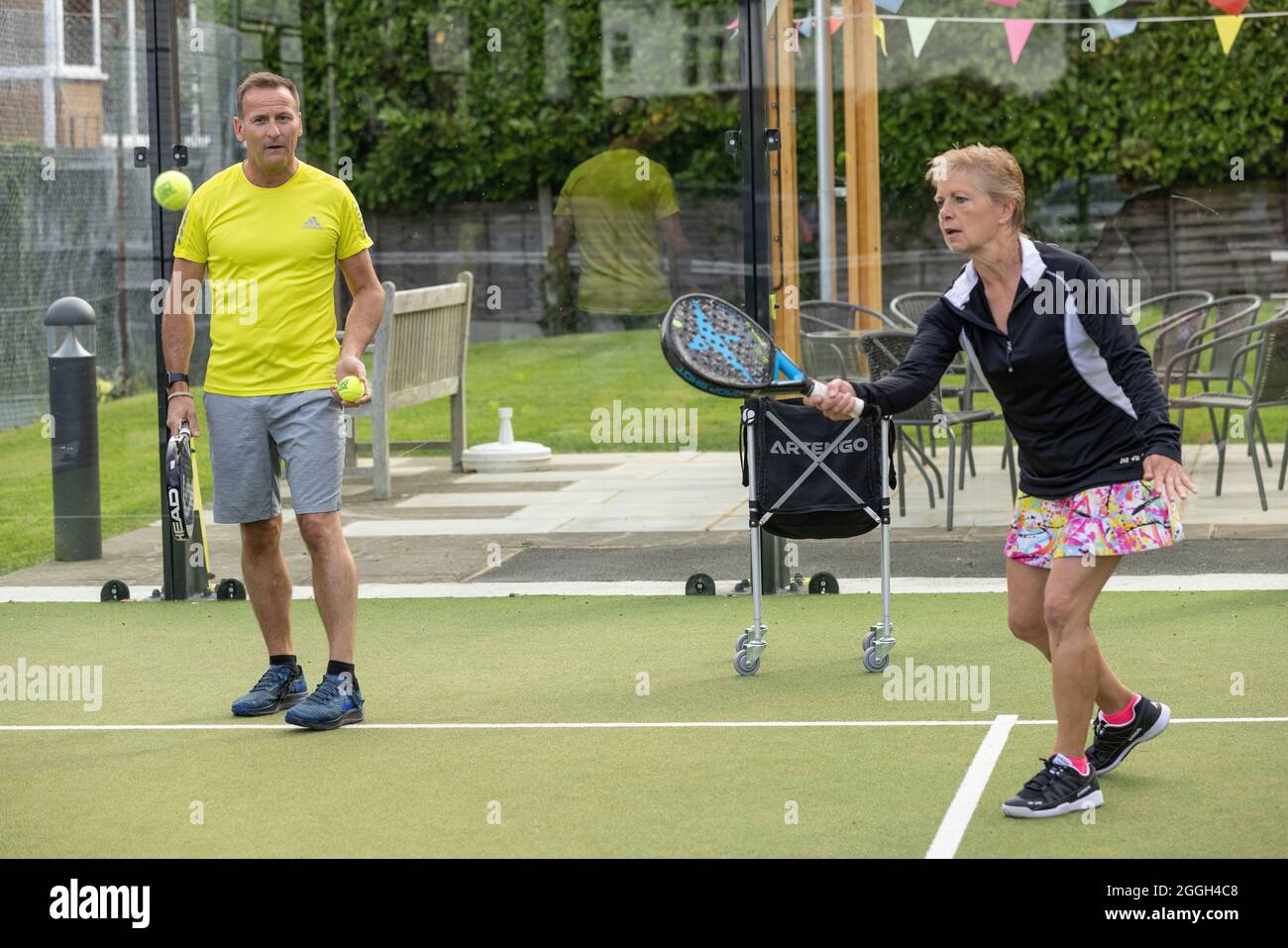 Mitglieder des Ashtead Tennis and Squash Club spielen Padel Tennis. 27. August 2021 Ashtead, Surrey, Großbritannien Stockfoto