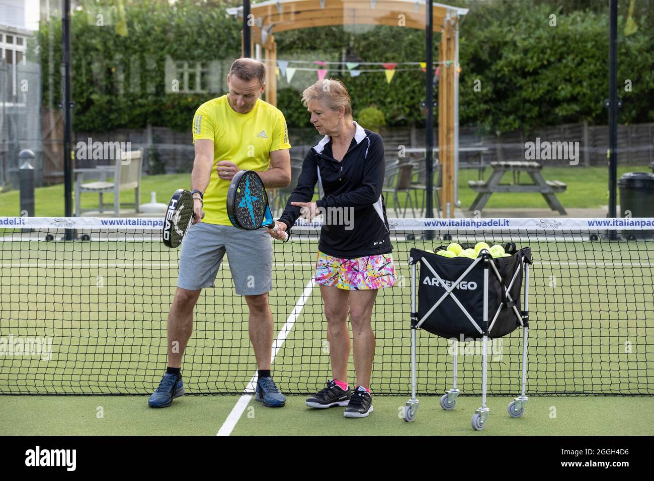 Mitglieder des Ashtead Tennis and Squash Club spielen Padel Tennis. 27. August 2021 Ashtead, Surrey, Großbritannien Stockfoto
