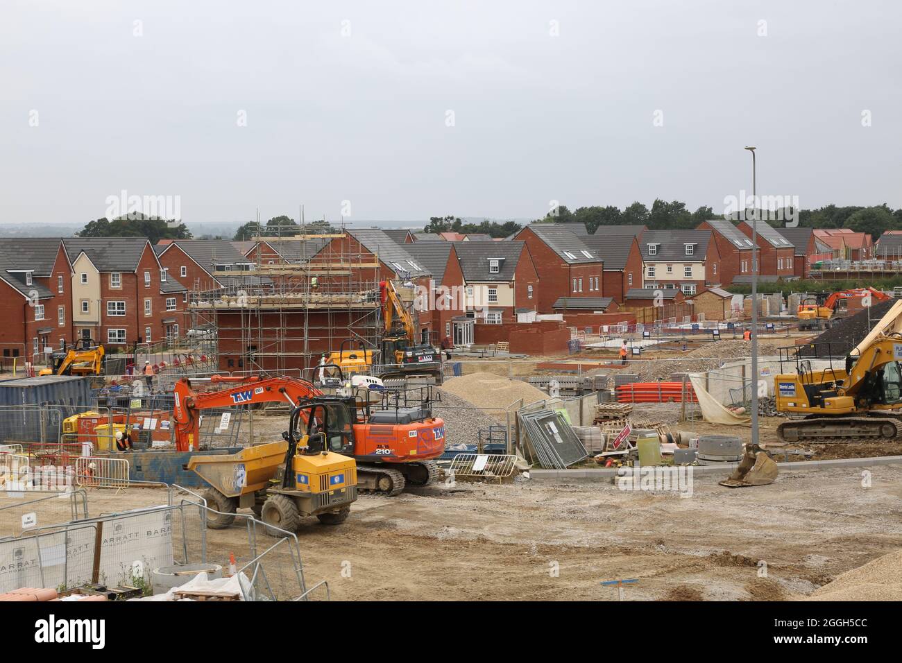 Bau einer großen Wohnsiedlung in Milton Keynes. Traditionelle Backsteinkonstruktion. Stockfoto