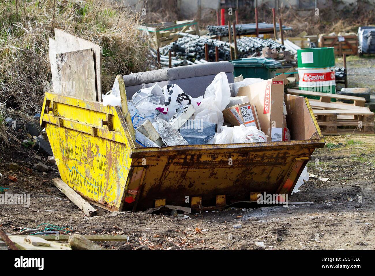 Gelbe skip voller Müll Stockfoto