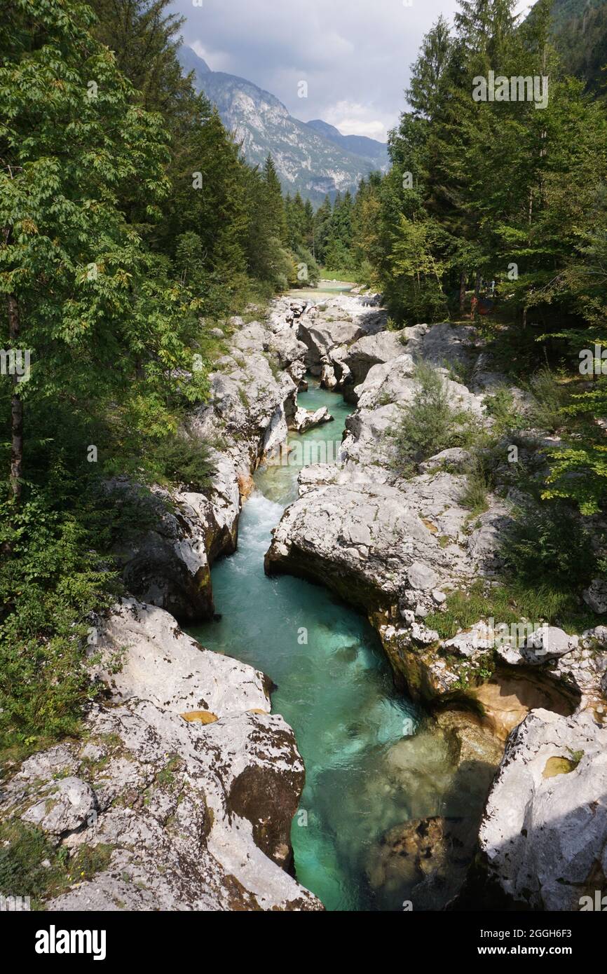 Atemberaubende Aussicht auf den türkisfarbenen Soca-Fluss, Slowenien 2020 Stockfoto