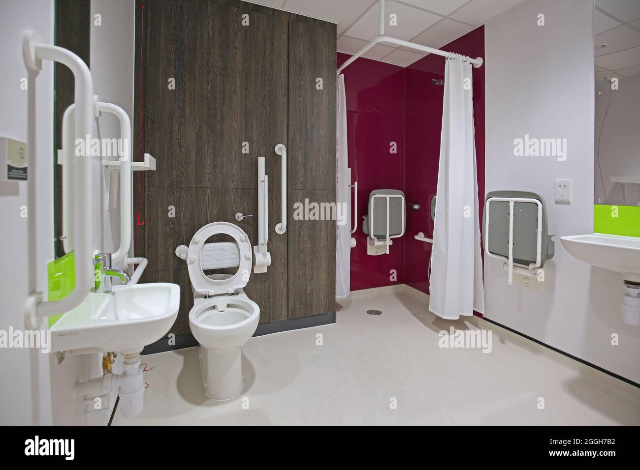 Einrichtung eines behindertengerechten Toiletten- und Duschraums in einem neuen Londoner Gesundheitszentrum. Zeigt eine barrierefreie Dusche. Stockfoto