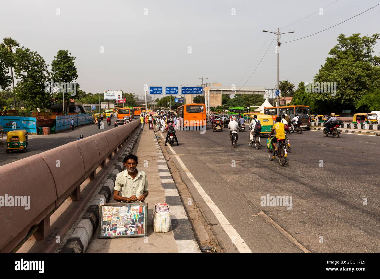 Blick auf verschiedene Arten von Verkehr auf den Straßen von Delhi. Stockfoto