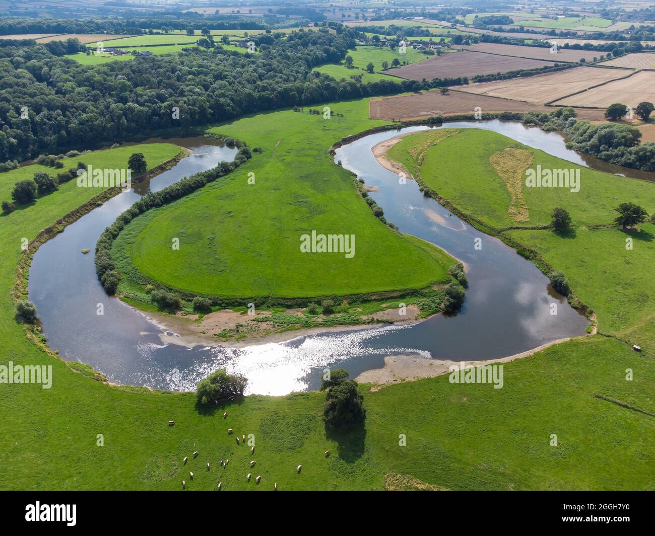 Gewundener Fluss in einer Flachlandlandschaft Stockfoto