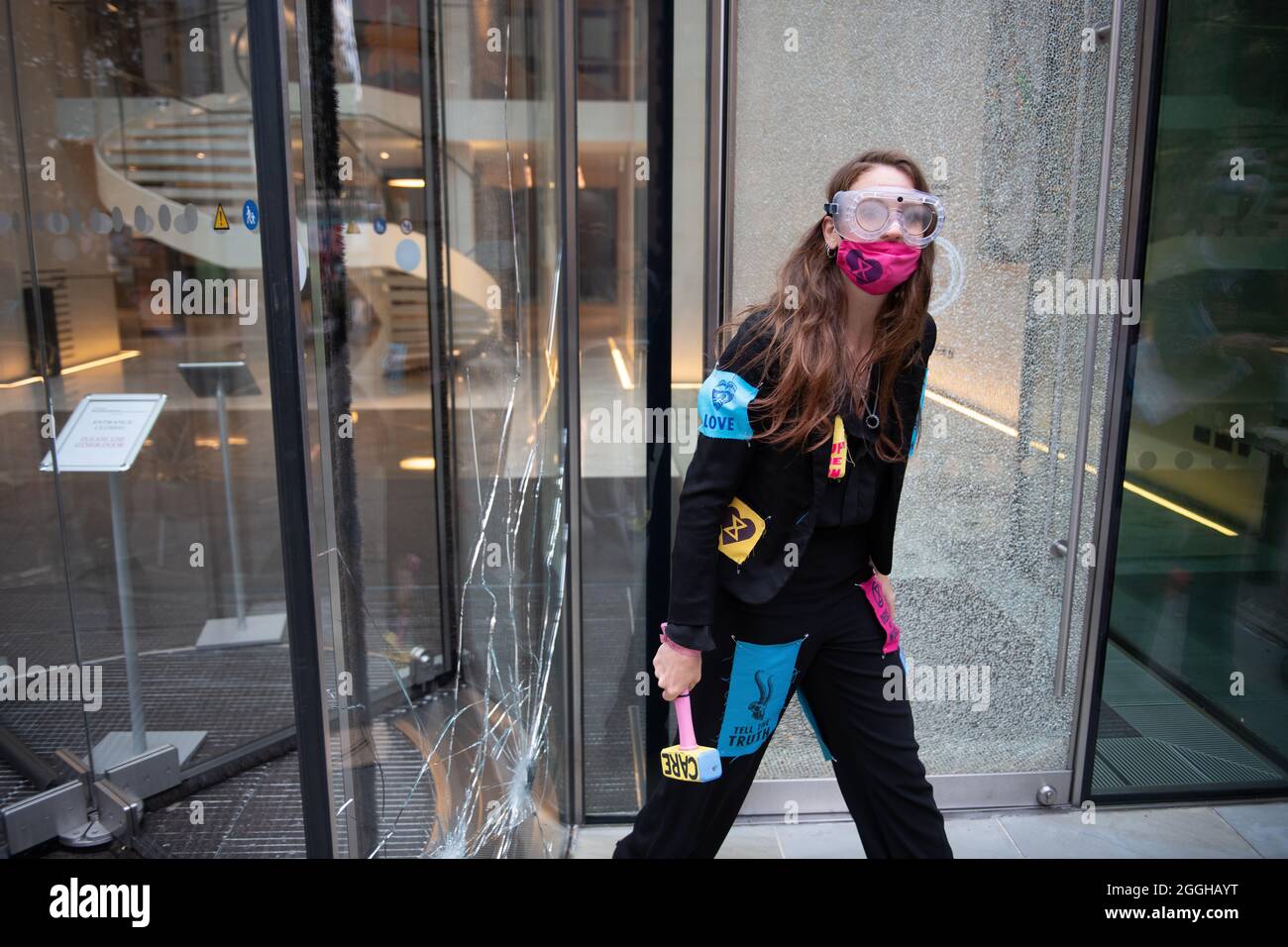 London, Großbritannien, 01.09.21 Acht Aktivistinnen von Extinction Rebellion brachen Fenster bei der JP Morgan Bank, Blackfriars, London, um gegen 317 Milliarden Dollar Investitionen in fossile Brennstoffe seit dem Pariser Klimaabkommen 2015 zu protestieren. Kredit: Ändern Sie Das Bild/Alamy Live Nachrichten Stockfoto