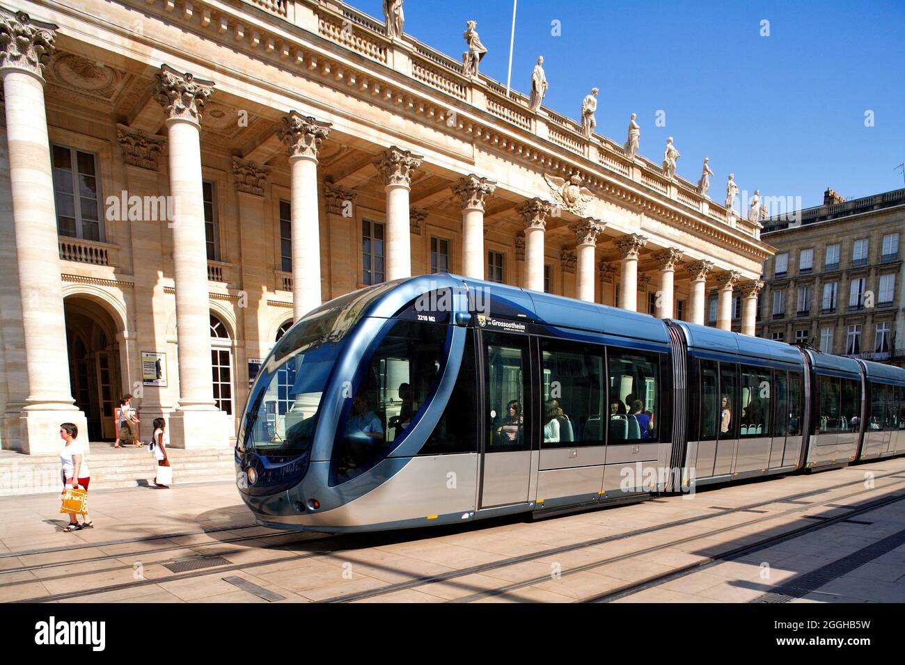 FRANKREICH. GIRONDE (33) STADT BORDEAUX. STRASSENBAHN VOR DER GRAND OPERA (2007 VON DER UNESCO ZUM WELTKULTURERBE ERKLÄRT) Stockfoto