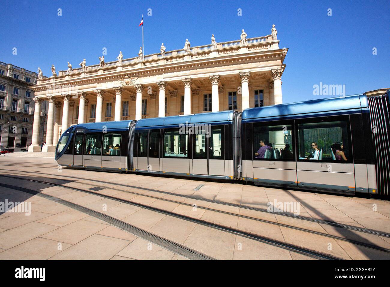 FRANKREICH. GIRONDE (33) BORDEAUX, STRASSENBAHN VOR DER GROSSEN OPER (2007 VON DER UNESCO ZUM WELTKULTURERBE ERKLÄRT) Stockfoto