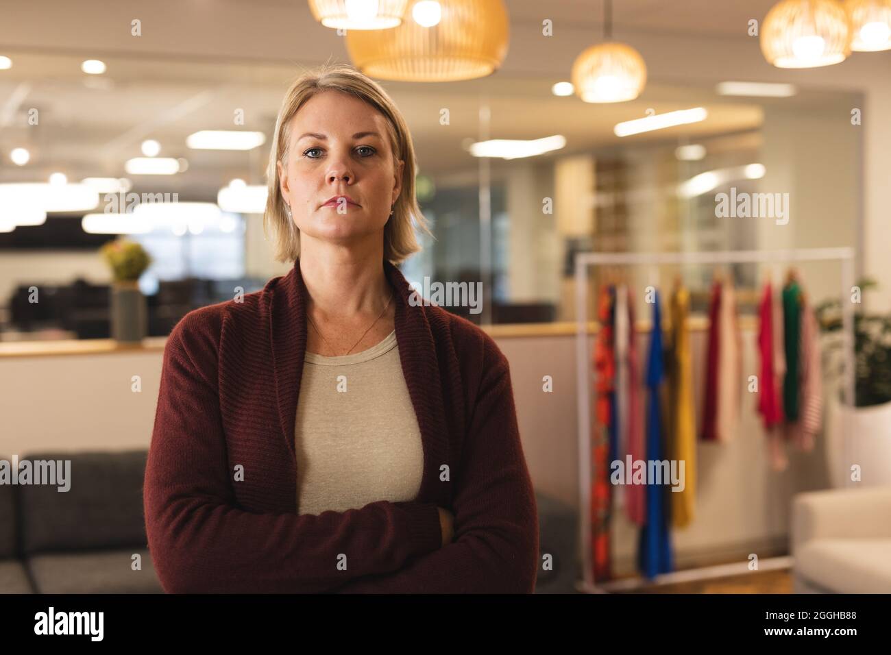 Porträt einer kaukasischen kreativen Frau, die vor die Kamera schaut Stockfoto