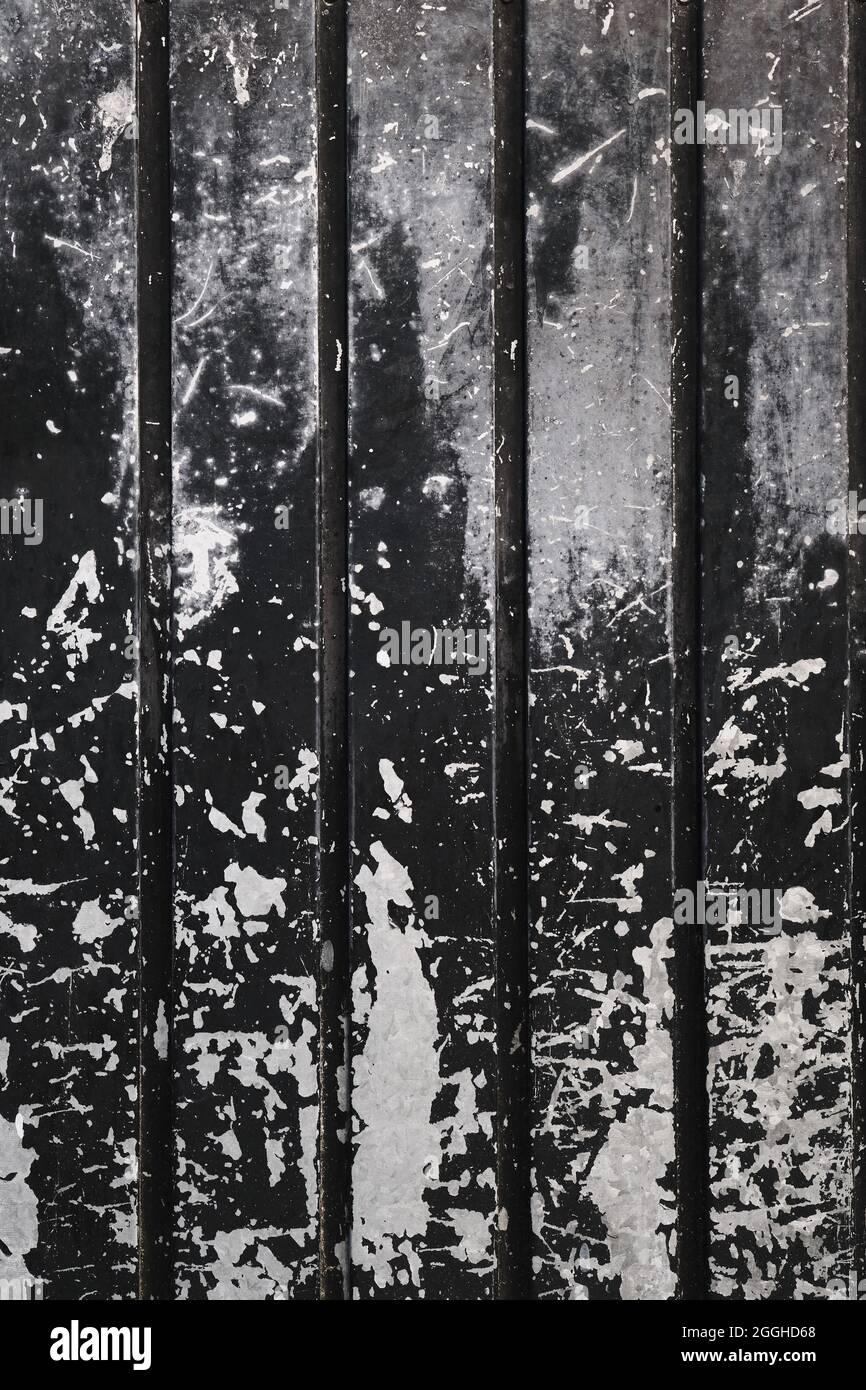 Alte Metallic-Blende mit abgenutzter schwarzer Farbe, grungenem Hintergrund oder Textur Stockfoto